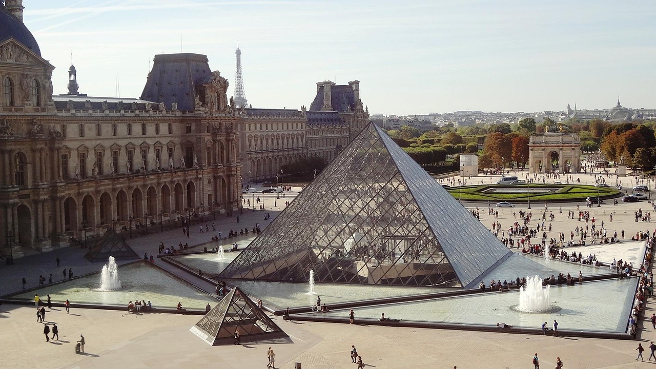 Paris https://pixabay.com/photos/pyramid-praise-paris-495398/