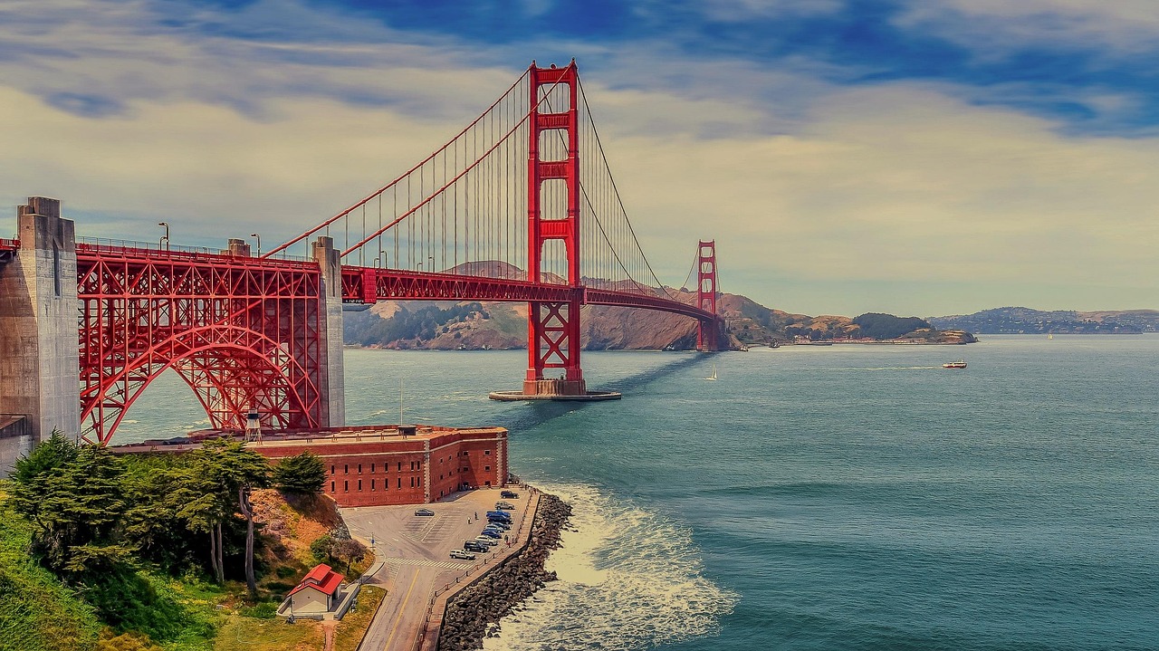 San Francisco https://pixabay.com/photos/the-golden-gate-bridge-bridge-1956459/