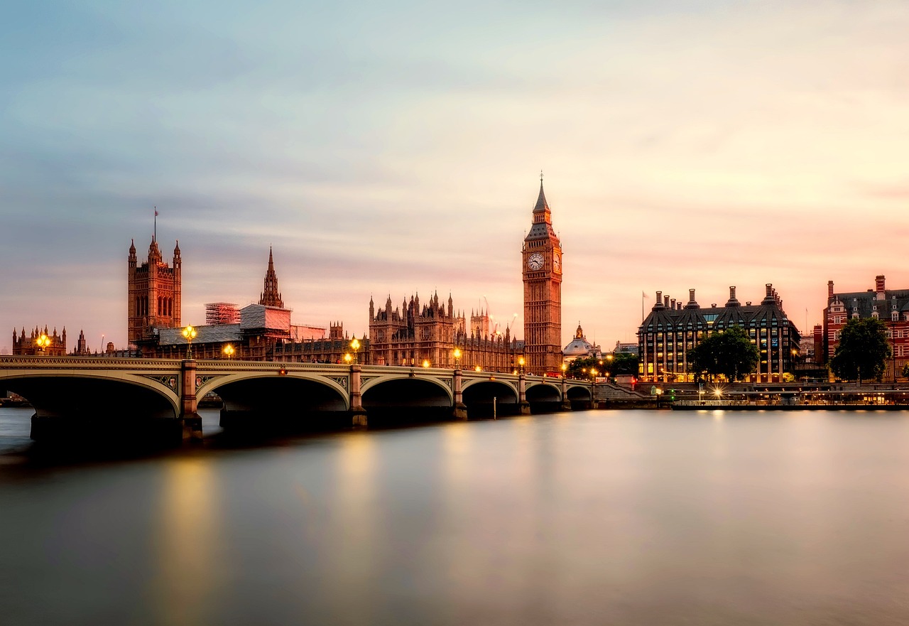 London Tips https://pixabay.com/photos/big-ben-bridge-city-sunrise-river-2393098/